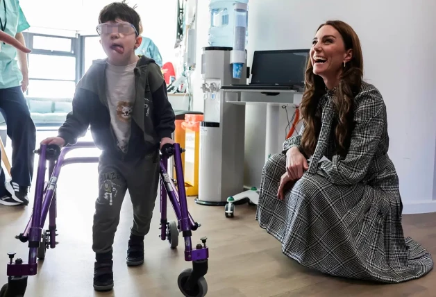 Kate Middleton junto a un niño con discapacidad.