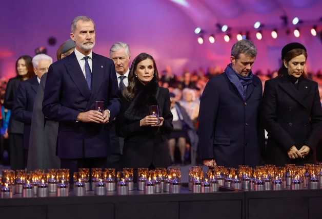 Felipe, Letizia y los demás “royals” acudieron a Auschwitz de riguroso luto.