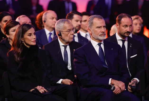 Felipe VI y Letizia entre el público asistente al aniversario de Auschwitz