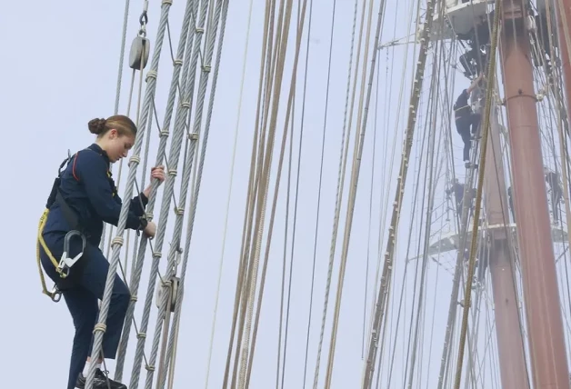 Leonor trepando a la cofa del Elcano