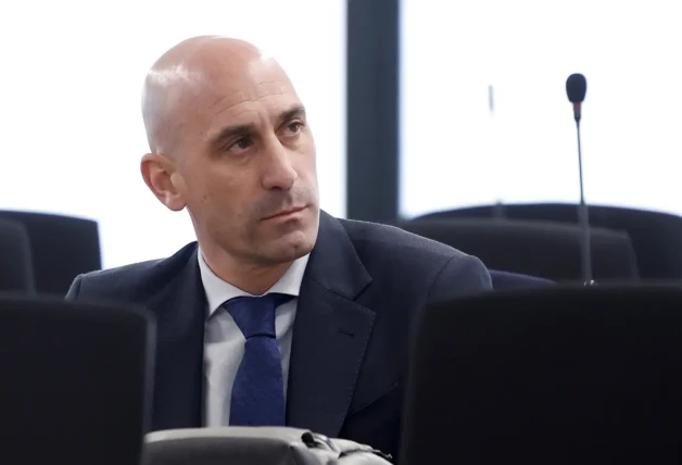 El expresidente de la Federación Española de Fútbol (RFEF) Luis Rubiales, acusado de agresión sexual y coacciones, durante el juicio