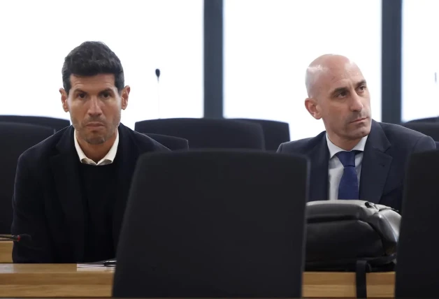 El expresidente de la Federación Española de Fútbol (RFEF) Luis Rubiales, acusado de agresión sexual y coacciones, y el exdirector deportivo de la selección masculina Albert Luque (i), durante el juicio