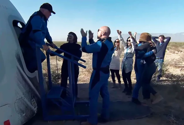 Bezos de celebración tras el aterrizaje exitoso de una de sus cápsulas tripuladas.