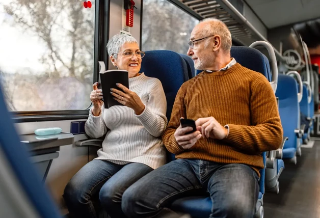 Pareja viajando en transporte publico