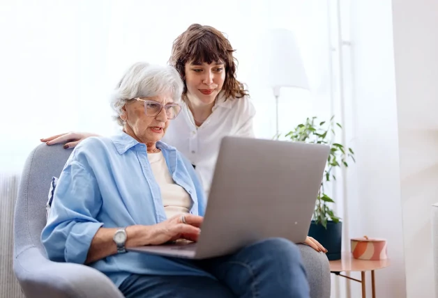 Señora haciendo la declaración de la renta con su hija