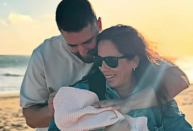 Anabel Pantoja y David con Alma en la playa.