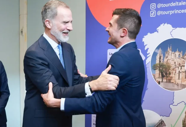 Su Majestad el Rey felicita al galardonado con el Premio Princesa de Girona Social 2025, Pablo Sánchez