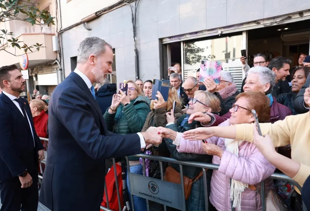 Su Majestad el Rey saluda a la gente congregada a su salida de la Asociación Educativa Ítaca