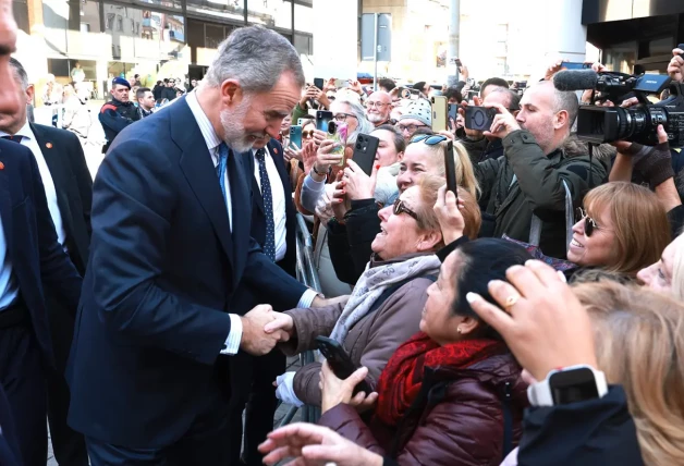 Su Majestad el Rey saluda a las personas congregadas a su salida de "La Farga"