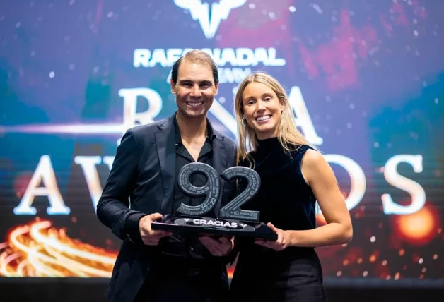 Rafa nadal con un premio