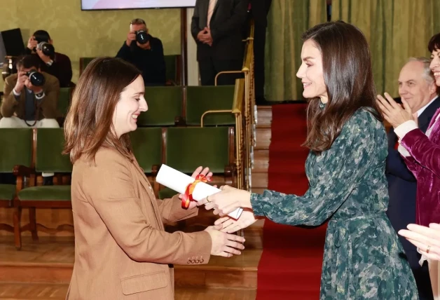 Doña Letizia hace entrega del premio “Fundación Real Academia de Ciencias de España al Joven Talento Científico Femenino” en la categoría de Biología y Geología a Ainoa Magrach González