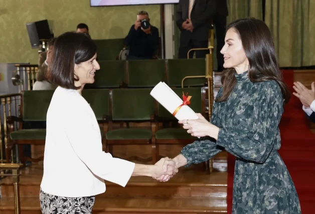 Doña Letizia hace entrega del premio “Fundación Real Academia de Ciencias de España al Joven Talento Científico Femenino” en la categoría de matemáticas a Ana Primo Ramos