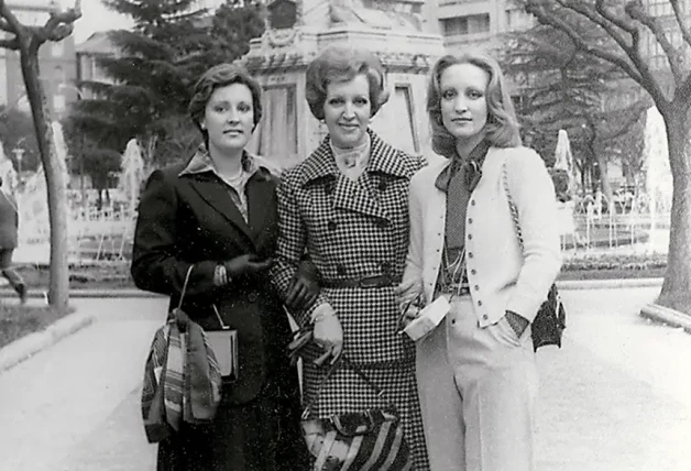 Carmen Lomana con su madre y con su hermana