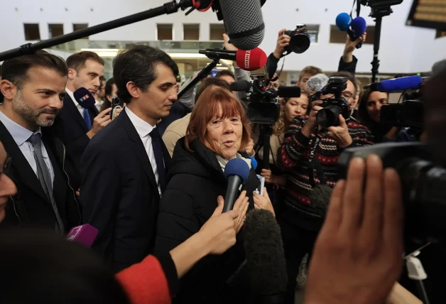 Gisèle Pelicot rodeada de periodistas.