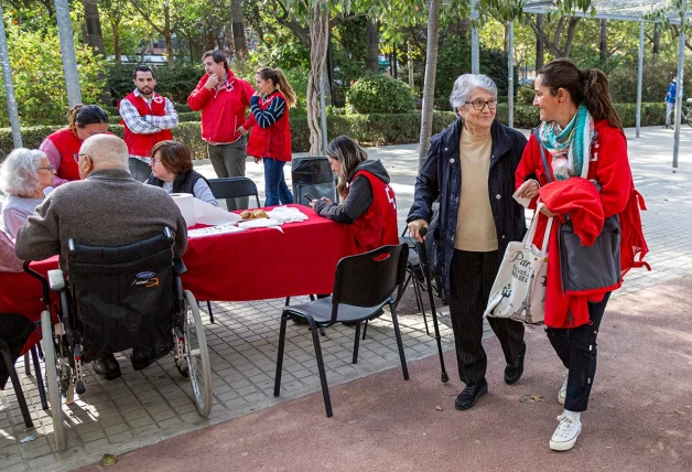 Personas mayores y con movilidad reducida reunidas en la calle gracias a la cruz roja.