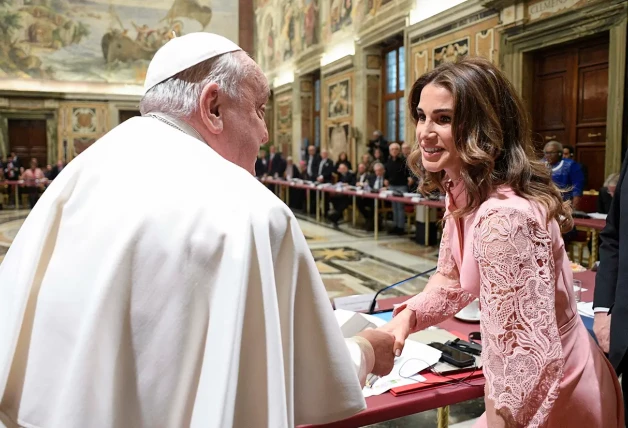 El Papa Francisco durante una audiencia con Rania de Jordania.