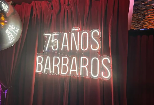 Luz de neon en el 75 cumpleaños de Barbara Rey