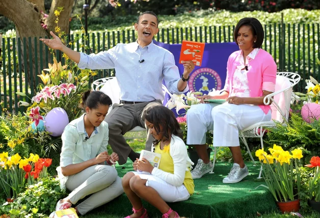 Barack Obama con su mujer Michelle y sus hijas en el jardín de la Casa Blanca