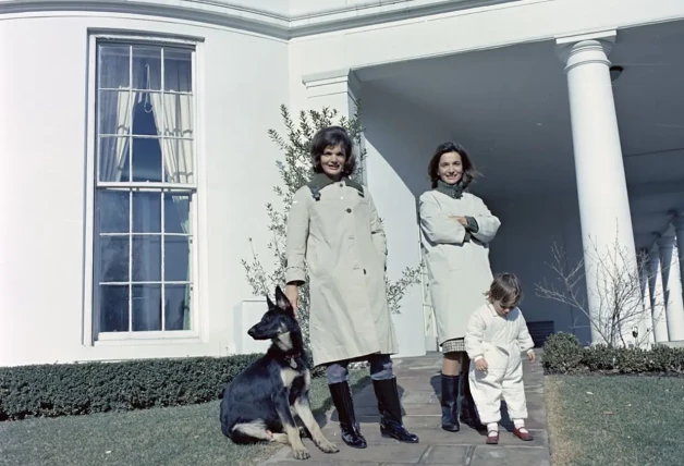 Jacqueline Kennedy con su hermana, Lee Radziwill en el jardín de la Casa Blanca.