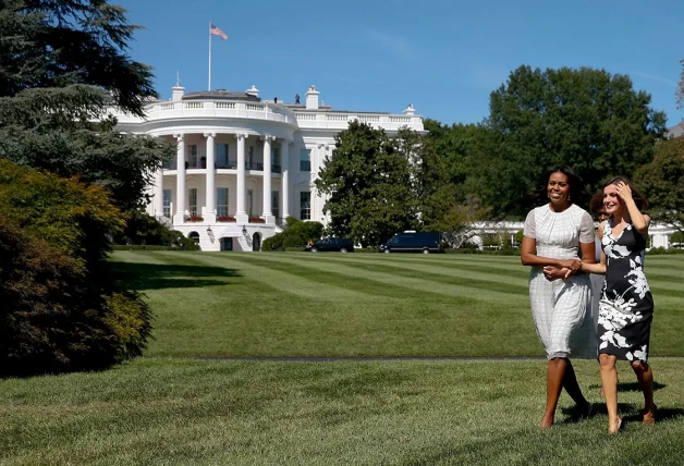 Letizia y Michelle Obama paseando por los jardines de la Casa Blanca.