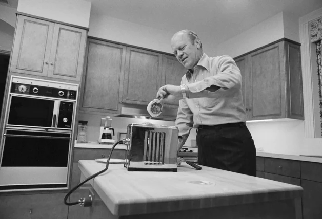 Gerald Ford, que fue presidente de 1974 a 1977, calentándose unas tortitas para desayunar.