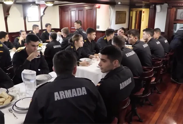 La Princesa comiendo con algunos de los compañeros entre los que estaría su actual pareja.