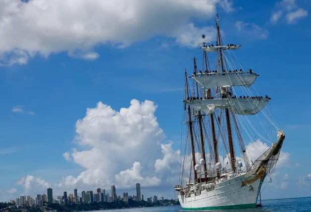 El buque escuela Juan Sebastián Elcano a su llegada a Salvador de Bahía.