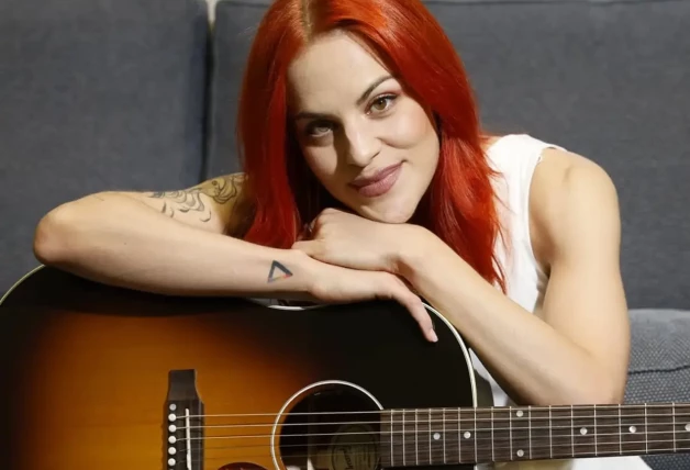 Astronauta Sara García Alonso toca la guitarra.