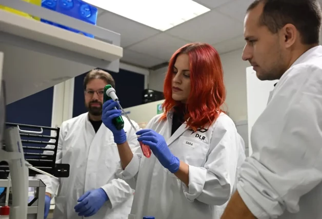 Astronauta Sara García Alonso en un laboratorio.