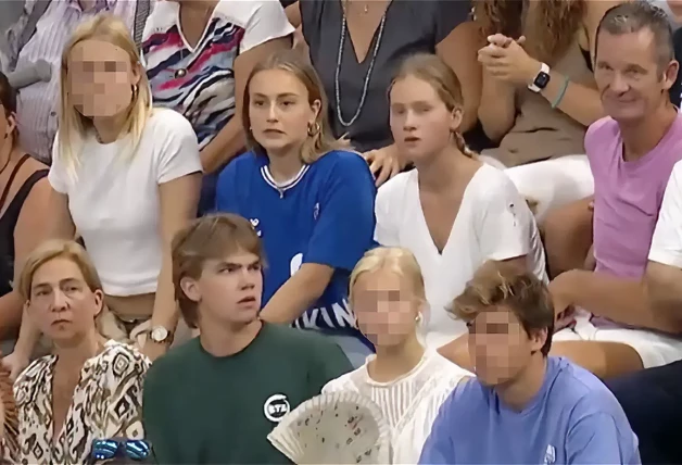 Iñaki Urdangarín y la infanta Cristina con sus hijos Irene Urdangarín y Miguel Urdangarín sentados en unas gradas durante un partido de balonmano de Pablo Urdangarín.