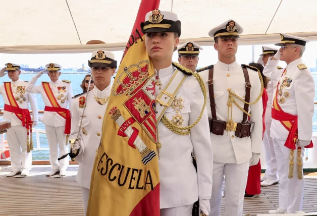 La princesa Leonor durante la jura de bandera que ha tenido lugar este viernes a bordo del buque escuela Juan Sebastián de Elcano, que se encuentra haciendo escala en Montevideo (Uruguay)