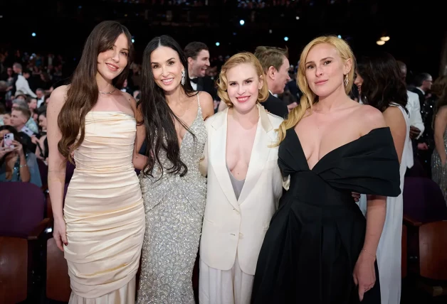 Demi Moore con sus hijas en los premios Oscar 2025.