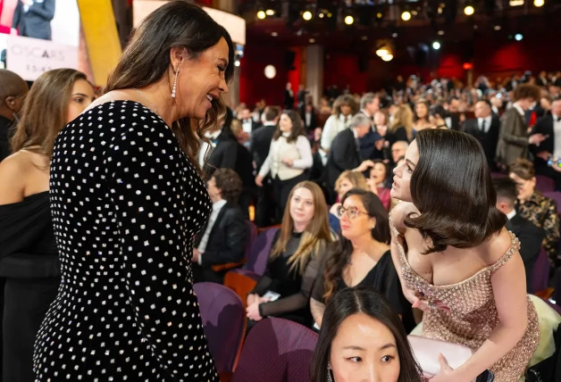 Karla Sofia Gascón hablando con Selena Gómez en los premios Oscar 2025.