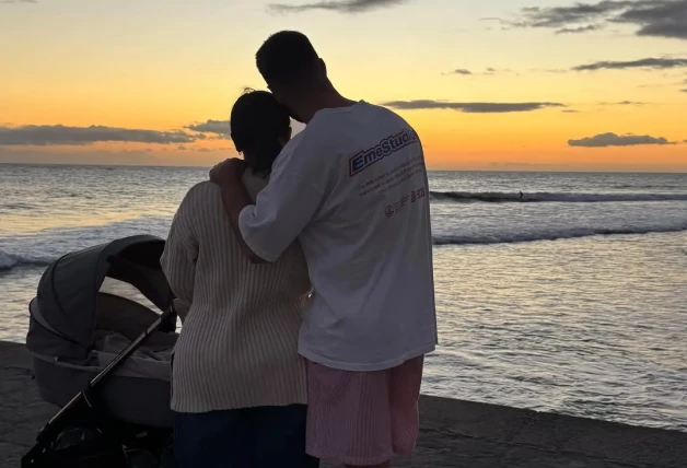 Anabel Pantoja con el carrito de su hija Alma.