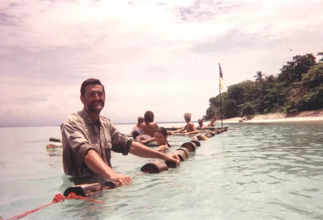 Juanma López Iturriaga vestido dentro del agua del mar en la playa durante la primera edición de Supervivientes.