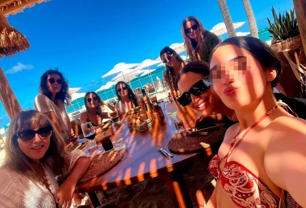 Paula Echevarría y su hija con unas amigas en Punta Cana