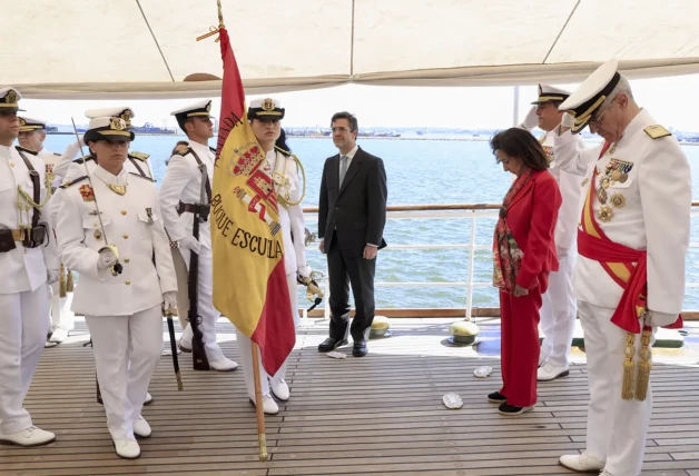 La princesa Leonor a bordo del buque escuela Juan Sebastián Elcano, portando una bandera de España