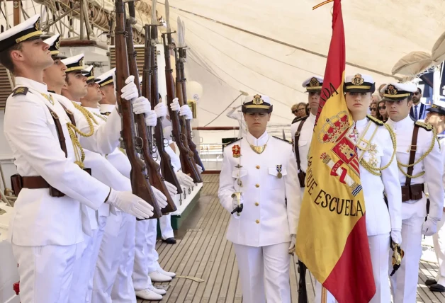 La princesa Leonor a bordo del buque escuela Juan Sebastián Elcano, portando una bandera de España