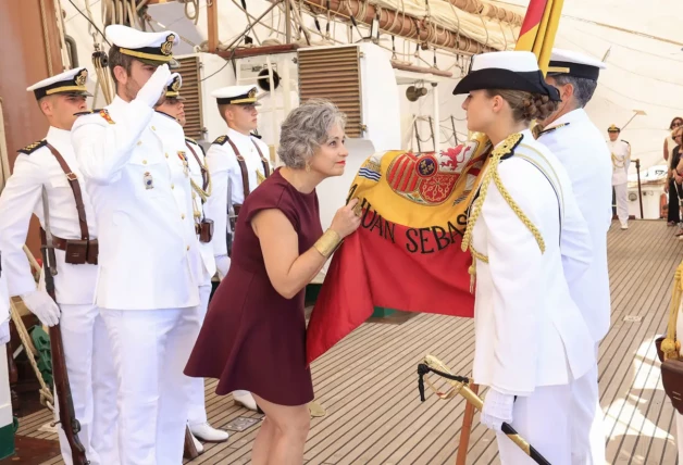 La princesa Leonor a bordo del buque escuela Juan Sebastián Elcano, portando una bandera de España