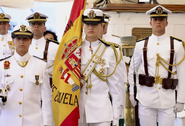 La princesa Leonor a bordo del buque escuela Juan Sebastián Elcano, portando una bandera de España