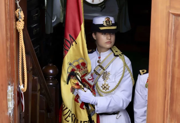 La princesa Leonor a bordo del buque escuela Juan Sebastián Elcano, portando una bandera de España