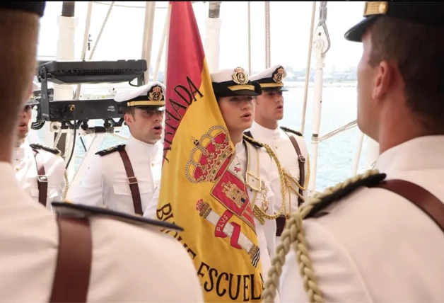 La princesa Leonor a bordo del buque escuela Juan Sebastián Elcano, portando una bandera de España