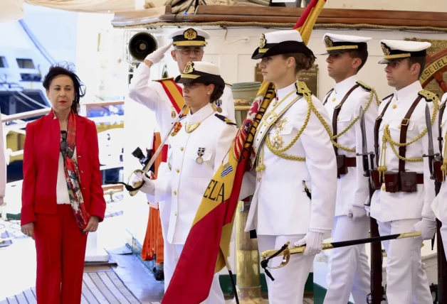 La princesa Leonor a bordo del buque escuela Juan Sebastián Elcano, portando una bandera de España