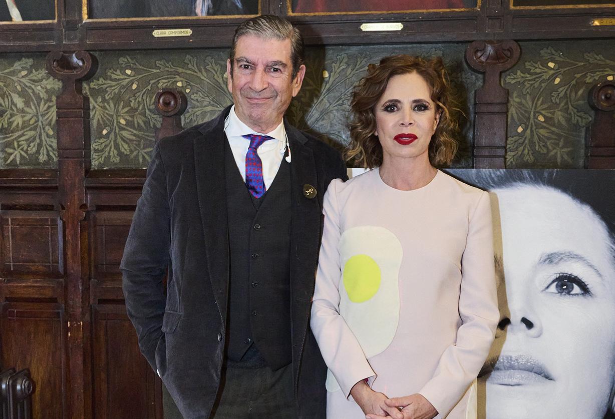 Agatha Ruiz de la Prada con su pareja