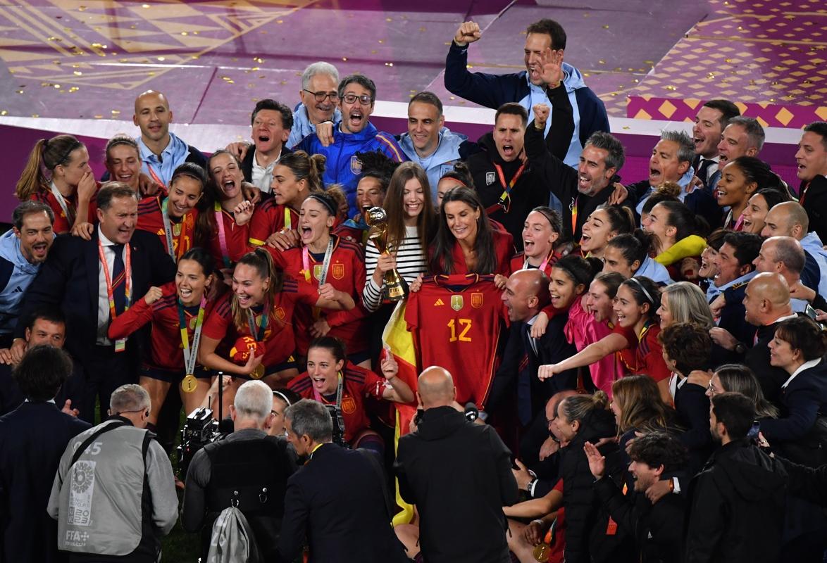 La reina Letizia y la infanta Sofía celebran la victoria de España con las jugadoras.