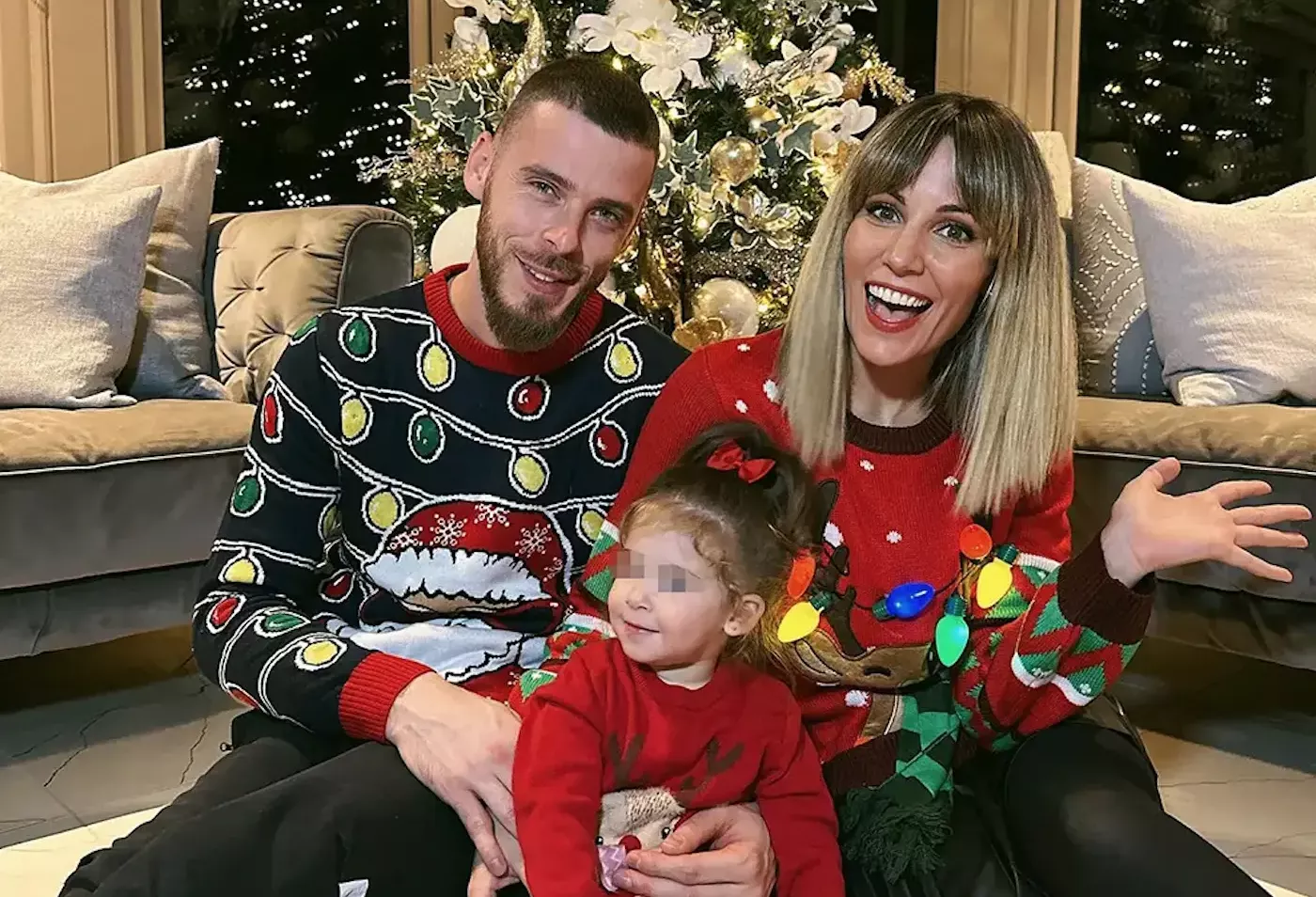 Edurne y De Gea, posando en el árbol de Navidad junto a su hija, Yanay.