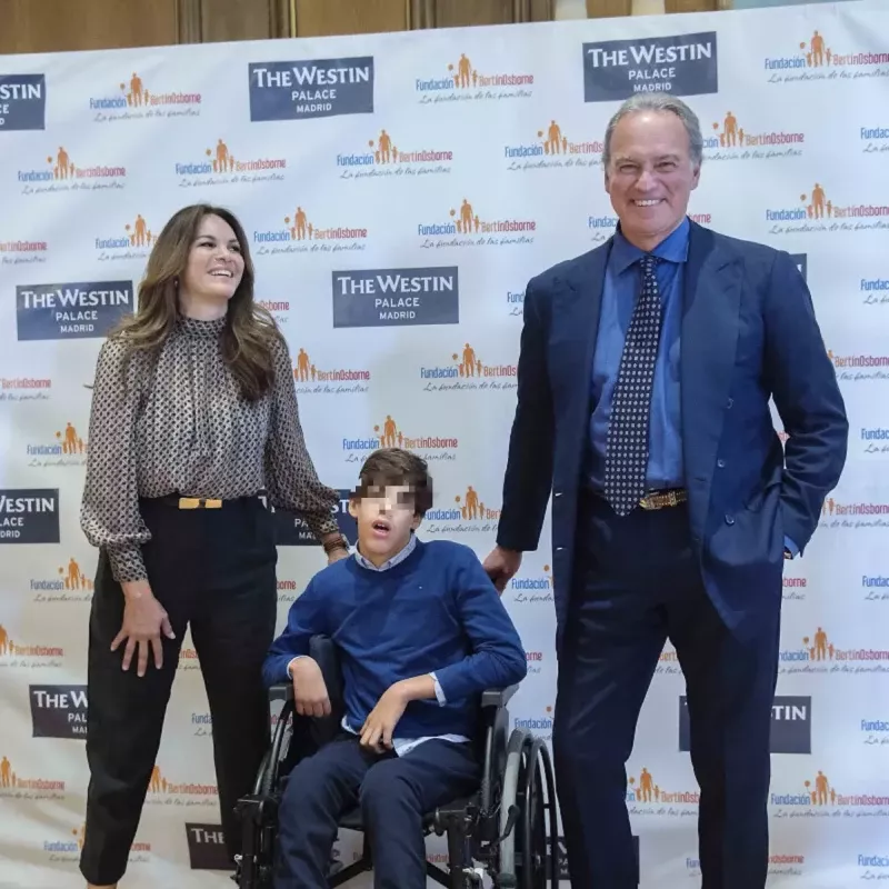 Fabiola Martínez junto a Bertín Osborne y Kike en un acto de su fundación.