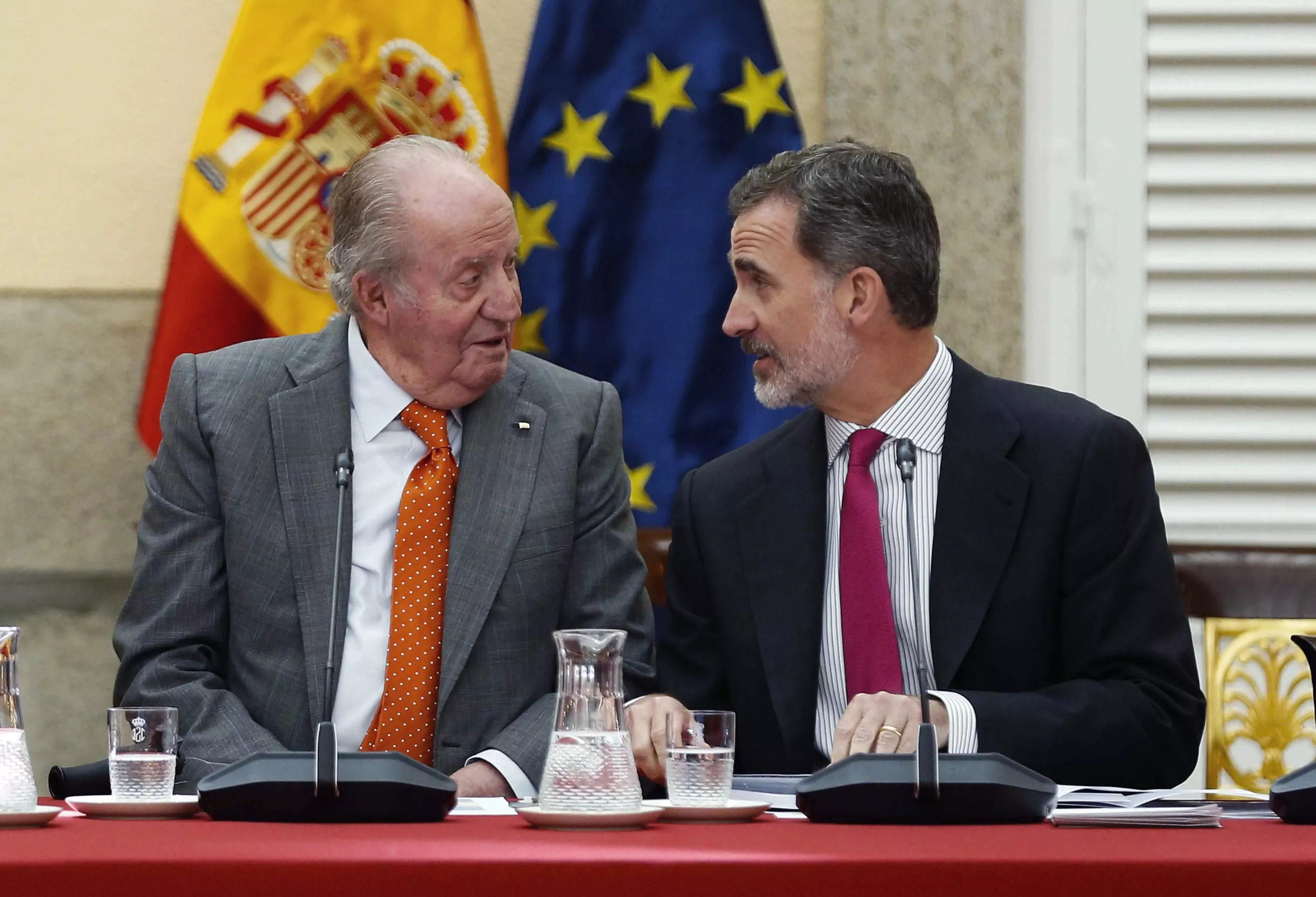 Juan Carlos I y Felipe VI, mirándose.