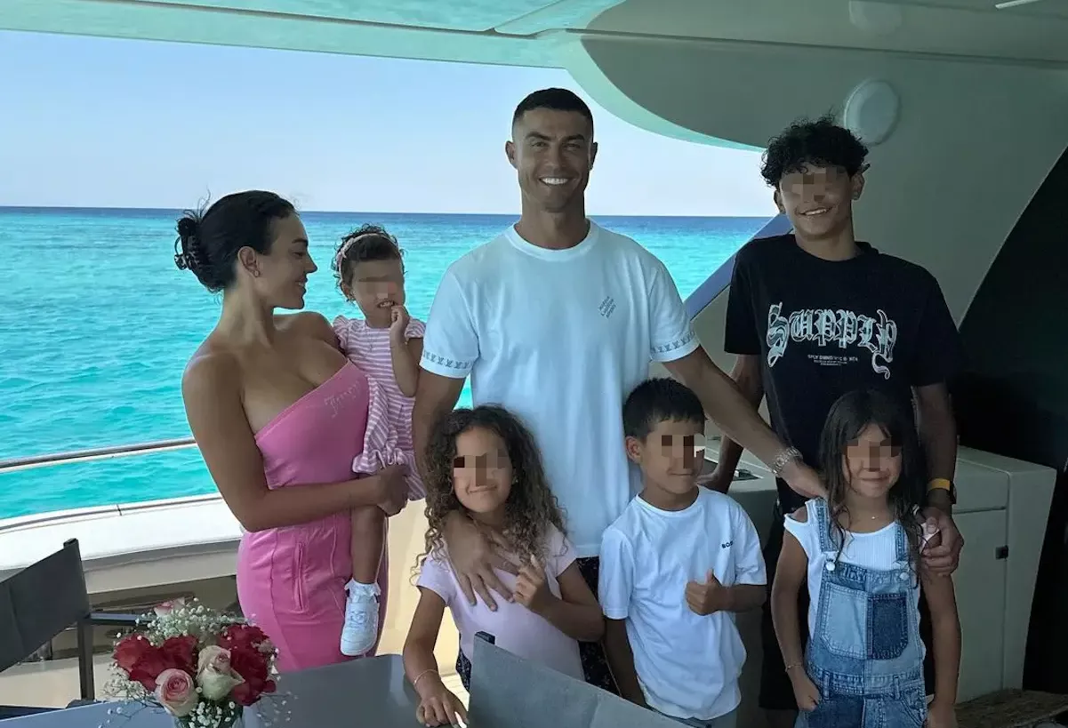 Cristiano y Ronaldo con sus hijos