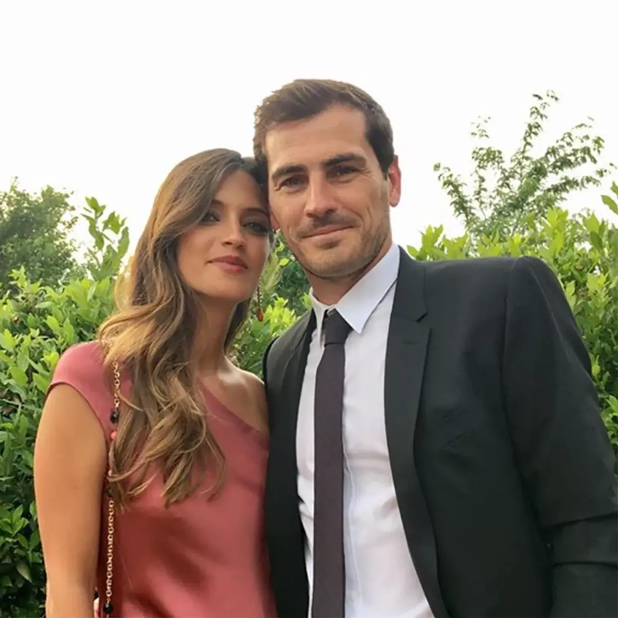 Sara Carbonero e Iker Casillas posando juntos.